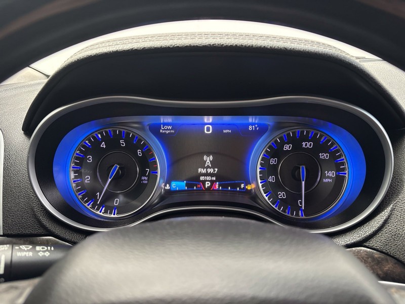 Chrysler 300 Vehicle Full-screen Gallery Image 22
