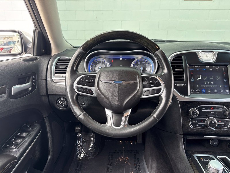 Chrysler 300 Vehicle Full-screen Gallery Image 23