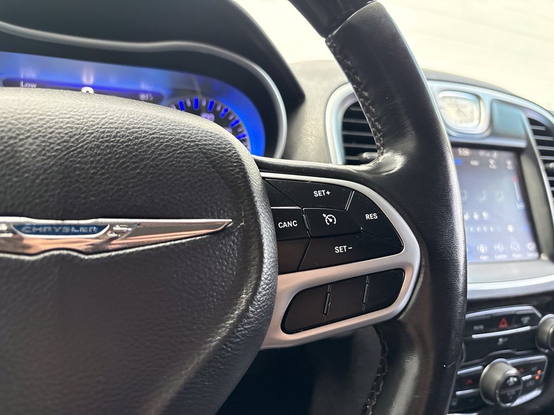 Chrysler 300 Vehicle Full-screen Gallery Image 24