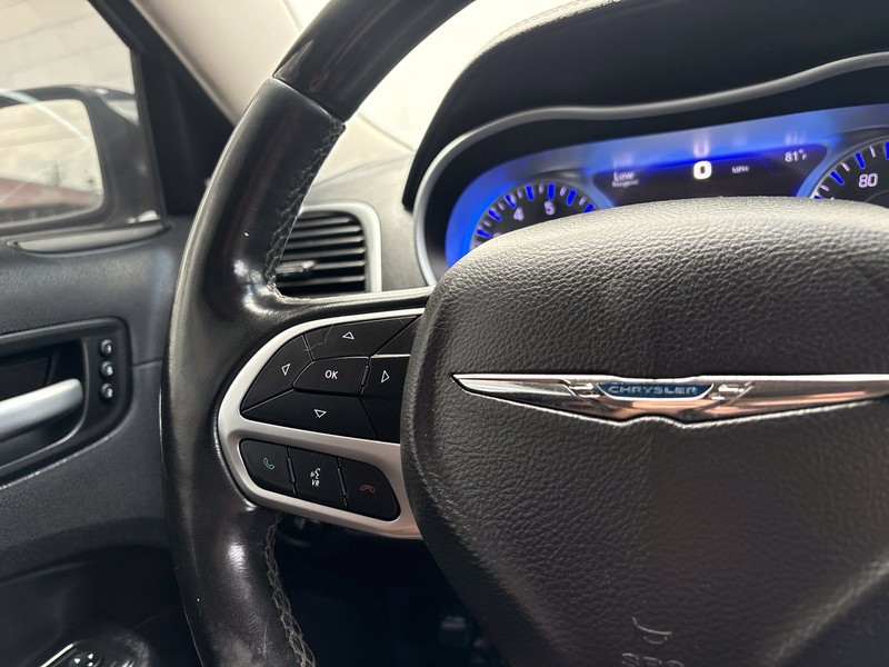 Chrysler 300 Vehicle Full-screen Gallery Image 25