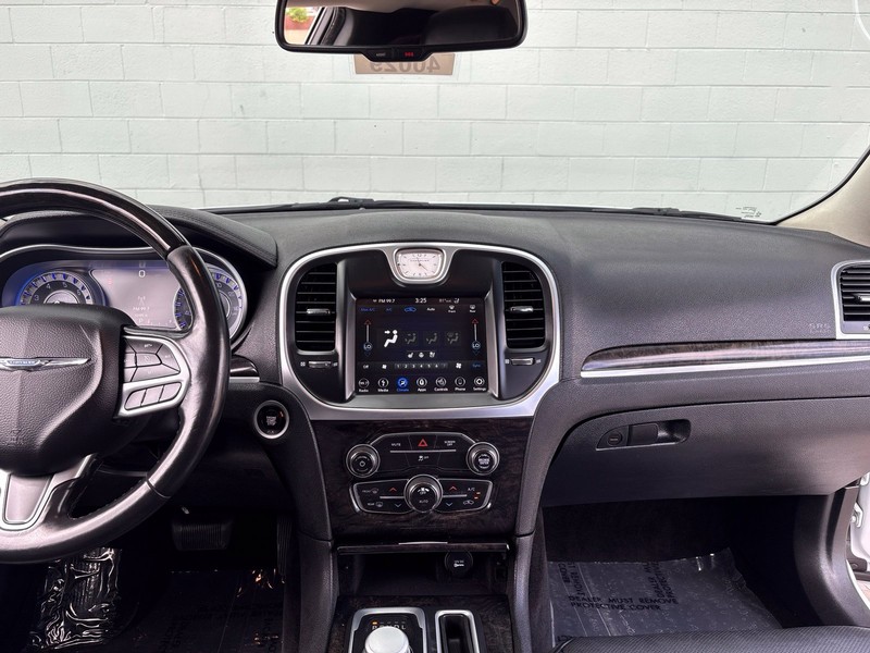 Chrysler 300 Vehicle Full-screen Gallery Image 26