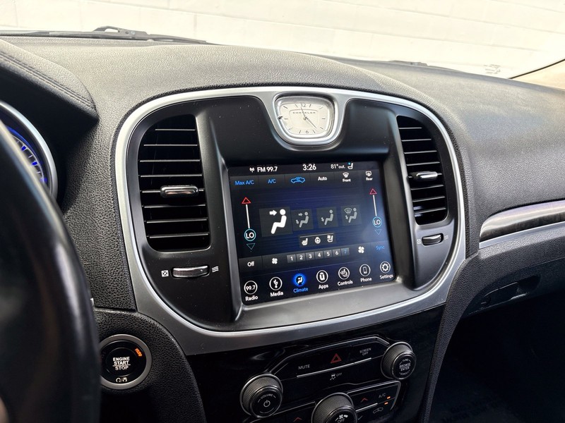 Chrysler 300 Vehicle Full-screen Gallery Image 27