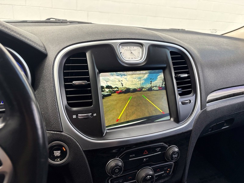 Chrysler 300 Vehicle Full-screen Gallery Image 28