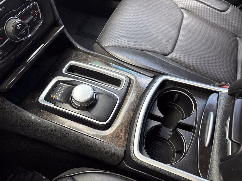 Chrysler 300 Vehicle Full-screen Gallery Image 29