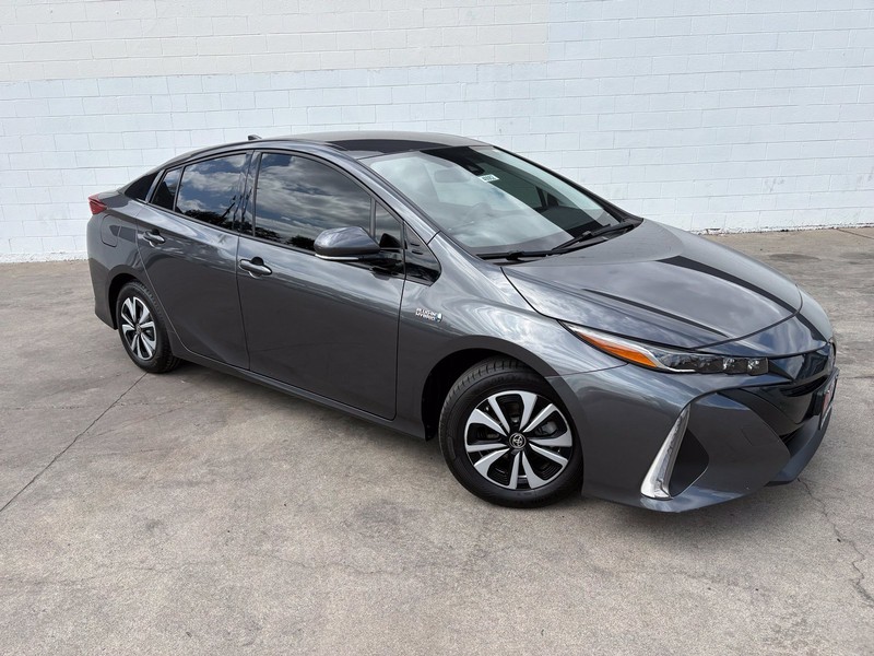 Toyota Prius Prime Vehicle Full-screen Gallery Image 01