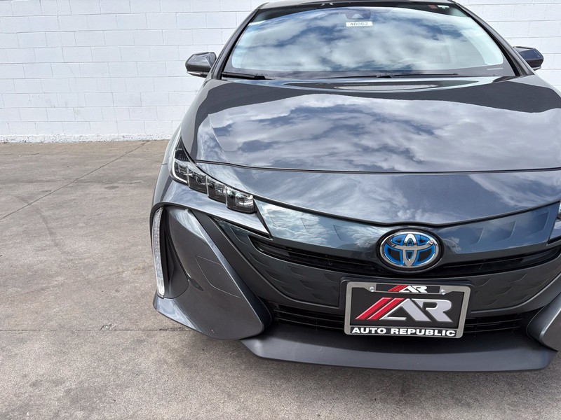 Toyota Prius Prime Vehicle Full-screen Gallery Image 03