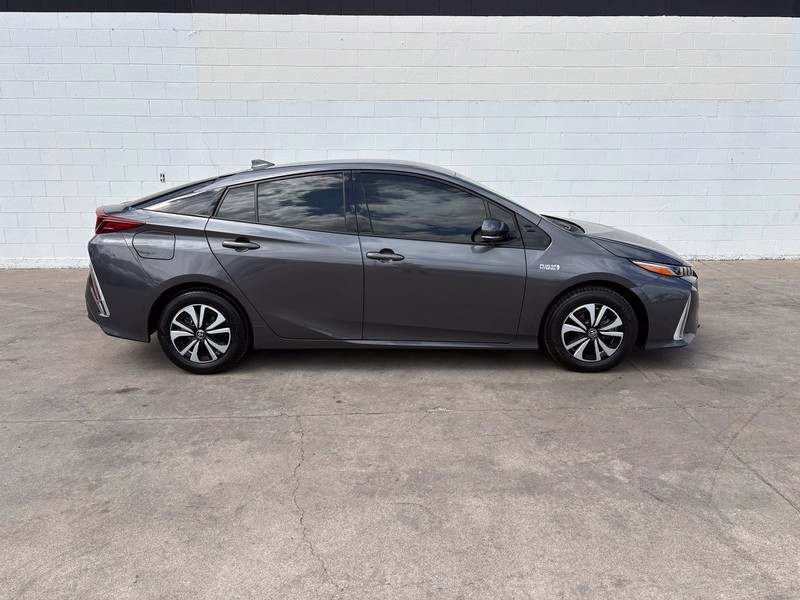 Toyota Prius Prime Vehicle Full-screen Gallery Image 04
