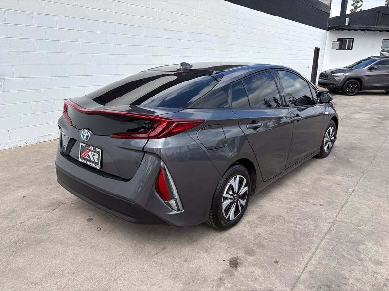 Toyota Prius Prime Vehicle Full-screen Gallery Image 05