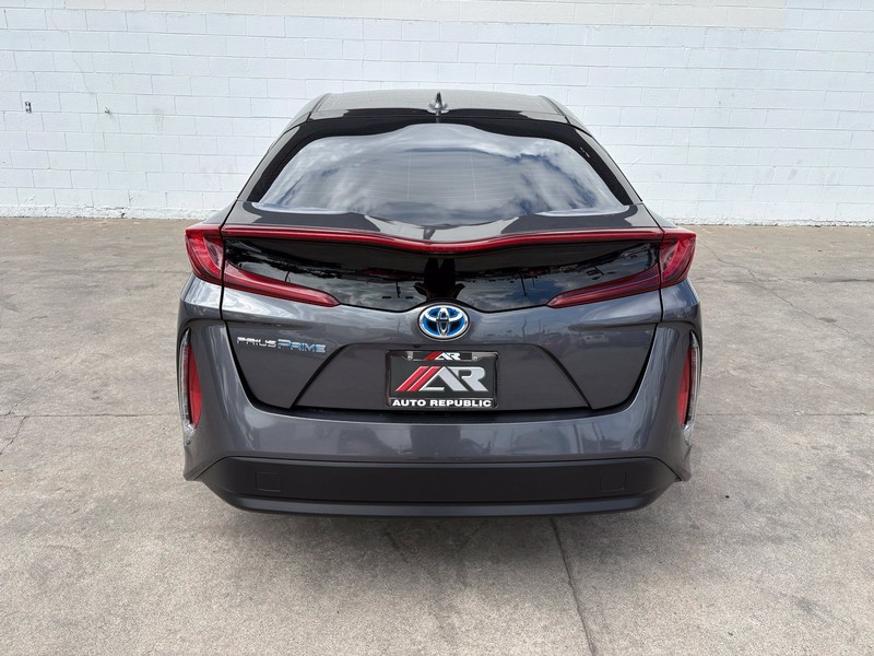 Toyota Prius Prime Vehicle Full-screen Gallery Image 06