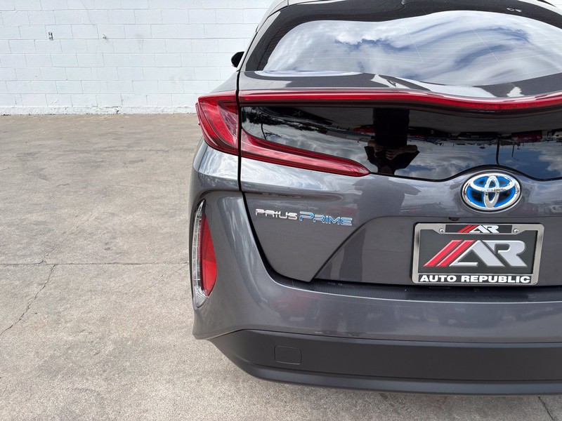 Toyota Prius Prime Vehicle Full-screen Gallery Image 07