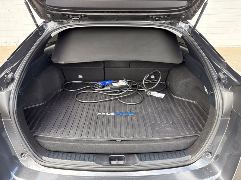 Toyota Prius Prime Vehicle Full-screen Gallery Image 08