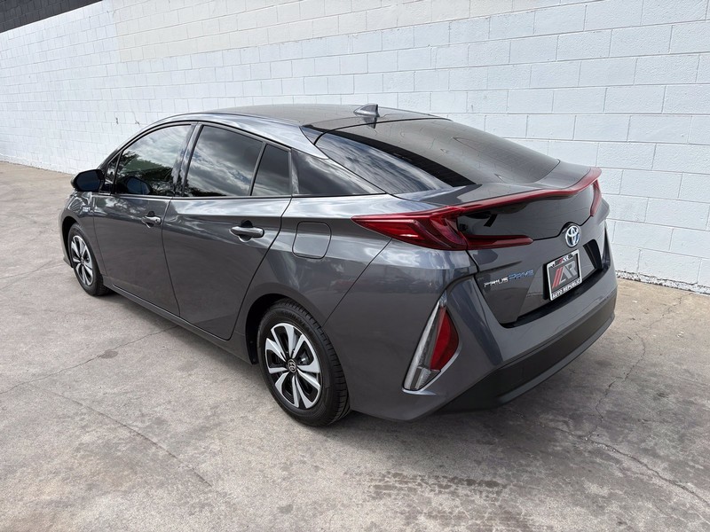 Toyota Prius Prime Vehicle Full-screen Gallery Image 09