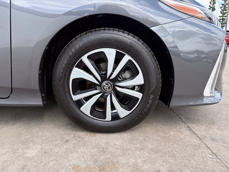 Toyota Prius Prime Vehicle Full-screen Gallery Image 13