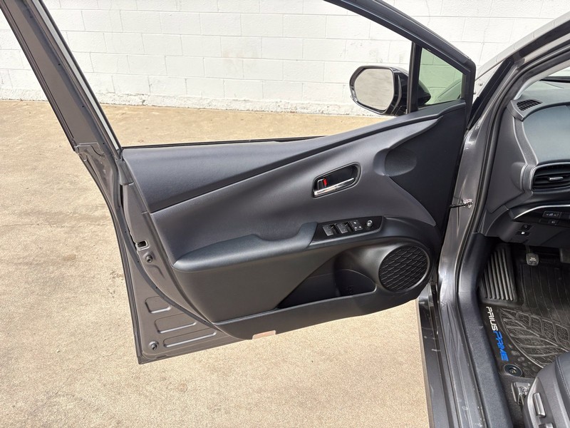 Toyota Prius Prime Vehicle Full-screen Gallery Image 14