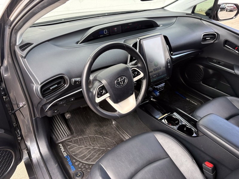 Toyota Prius Prime Vehicle Full-screen Gallery Image 15