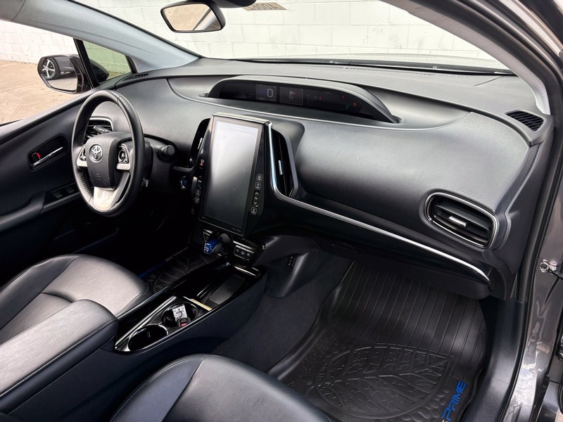 Toyota Prius Prime Vehicle Full-screen Gallery Image 18