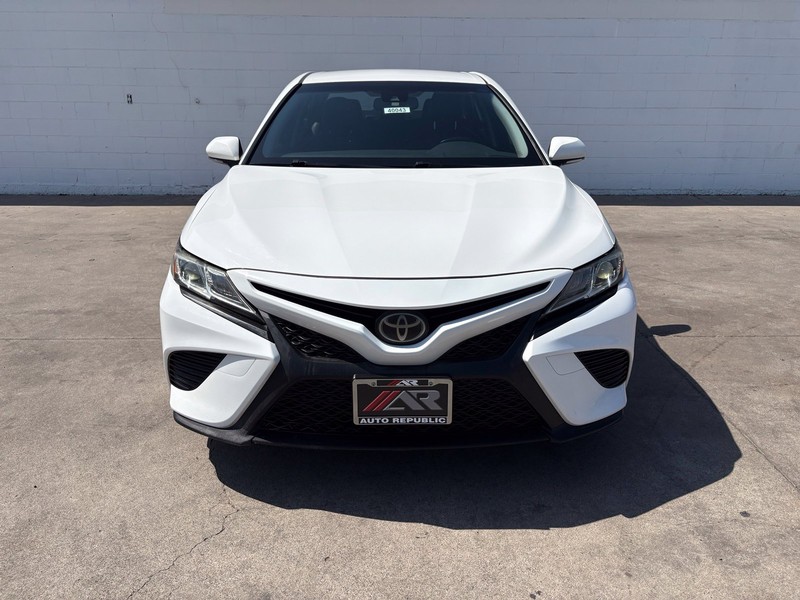 Toyota Camry Vehicle Full-screen Gallery Image 02