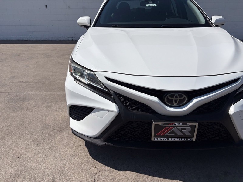 Toyota Camry Vehicle Full-screen Gallery Image 03