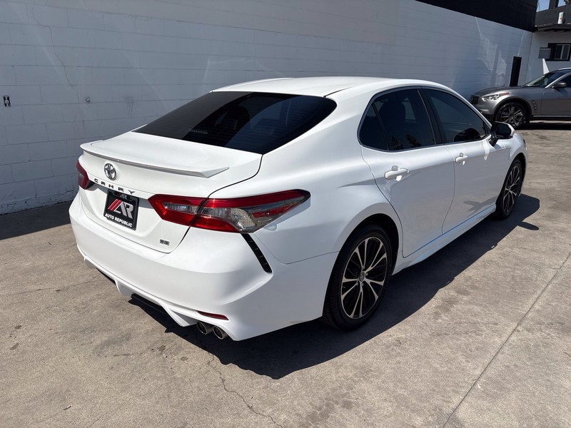 Toyota Camry Vehicle Full-screen Gallery Image 05