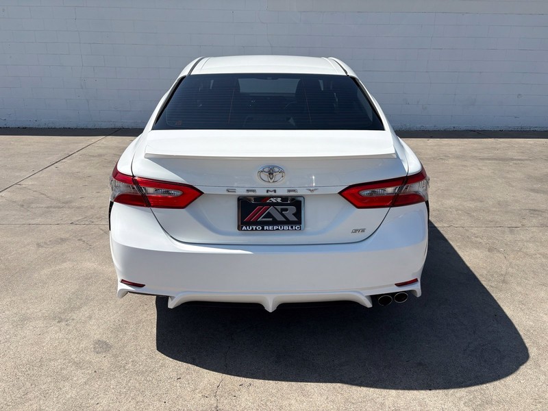 Toyota Camry Vehicle Full-screen Gallery Image 06