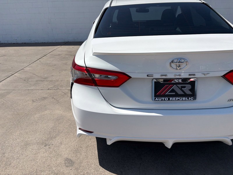 Toyota Camry Vehicle Full-screen Gallery Image 07