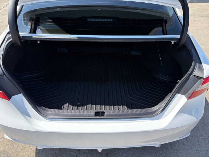 Toyota Camry Vehicle Full-screen Gallery Image 08