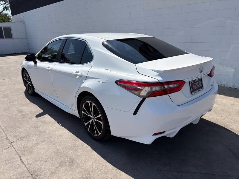 Toyota Camry Vehicle Full-screen Gallery Image 09