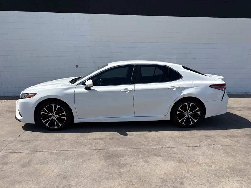 Toyota Camry Vehicle Full-screen Gallery Image 10