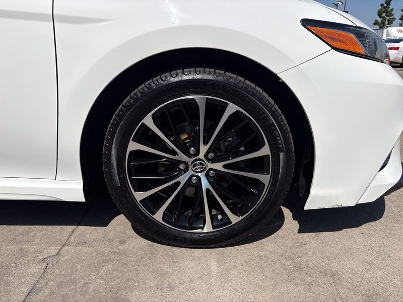 Toyota Camry Vehicle Full-screen Gallery Image 13