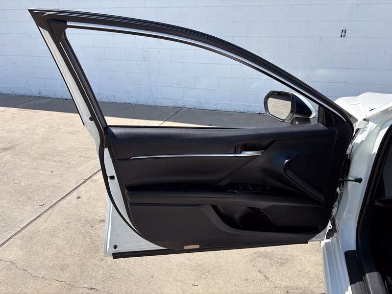 Toyota Camry Vehicle Full-screen Gallery Image 14