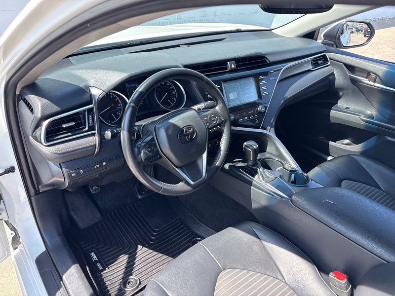 Toyota Camry Vehicle Full-screen Gallery Image 15