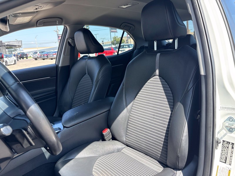 Toyota Camry Vehicle Full-screen Gallery Image 16