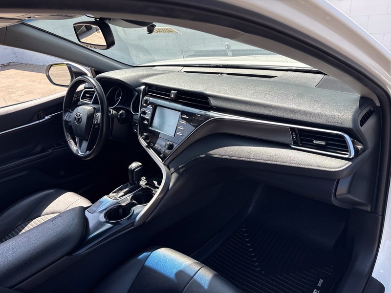 Toyota Camry Vehicle Full-screen Gallery Image 18