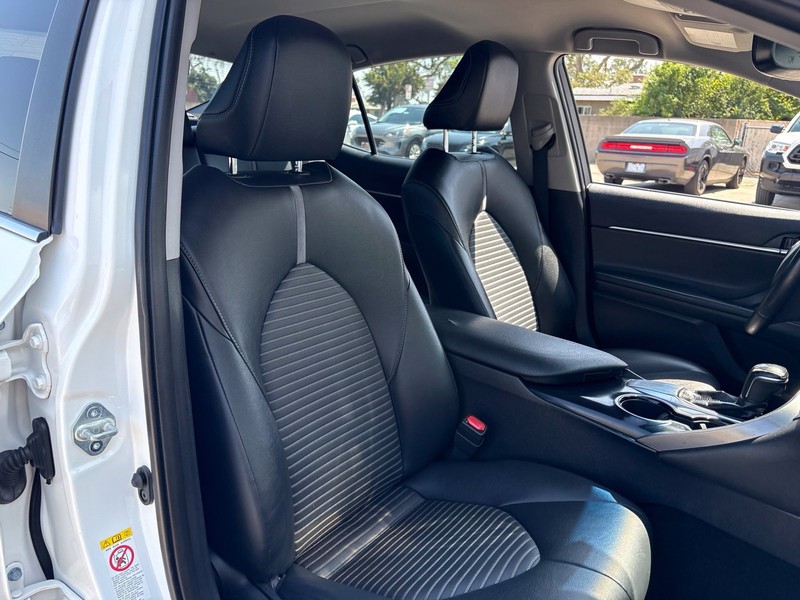Toyota Camry Vehicle Full-screen Gallery Image 19