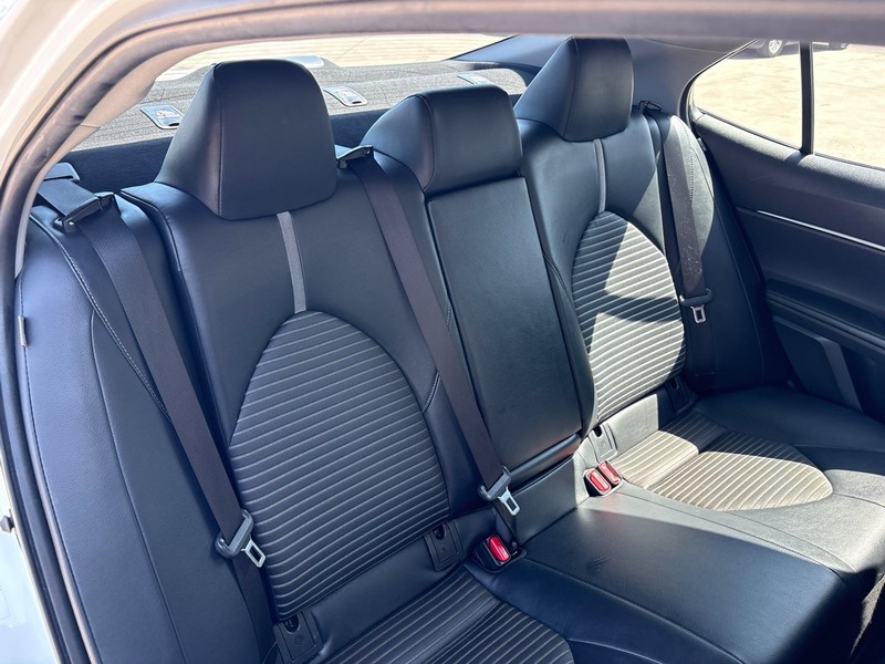 Toyota Camry Vehicle Full-screen Gallery Image 20