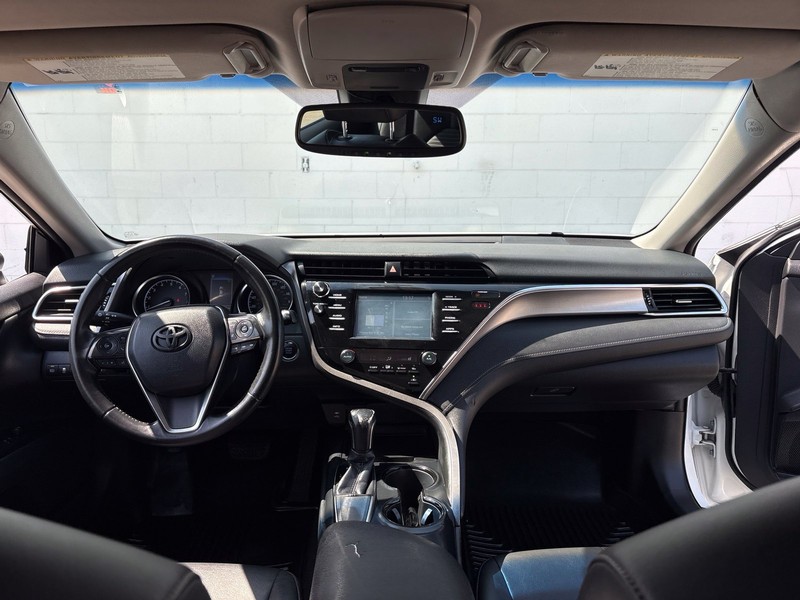 Toyota Camry Vehicle Full-screen Gallery Image 21