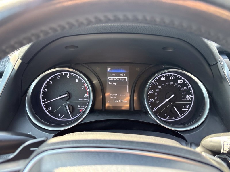 Toyota Camry Vehicle Full-screen Gallery Image 22