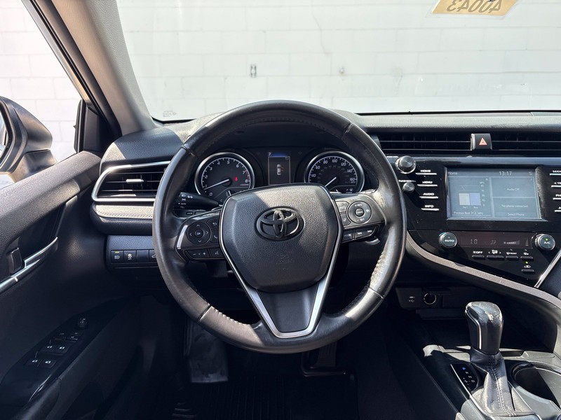 Toyota Camry Vehicle Full-screen Gallery Image 23