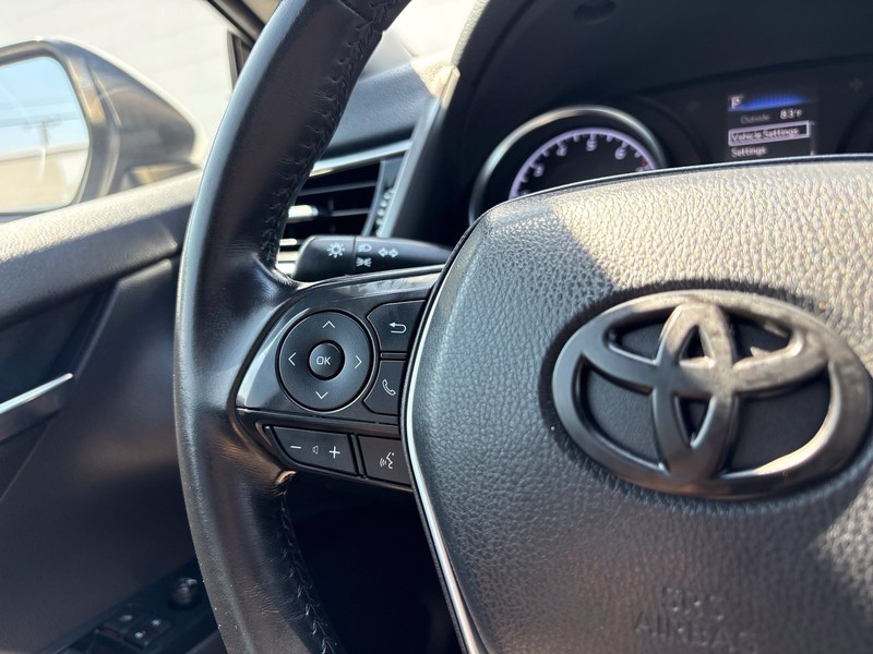 Toyota Camry Vehicle Full-screen Gallery Image 24