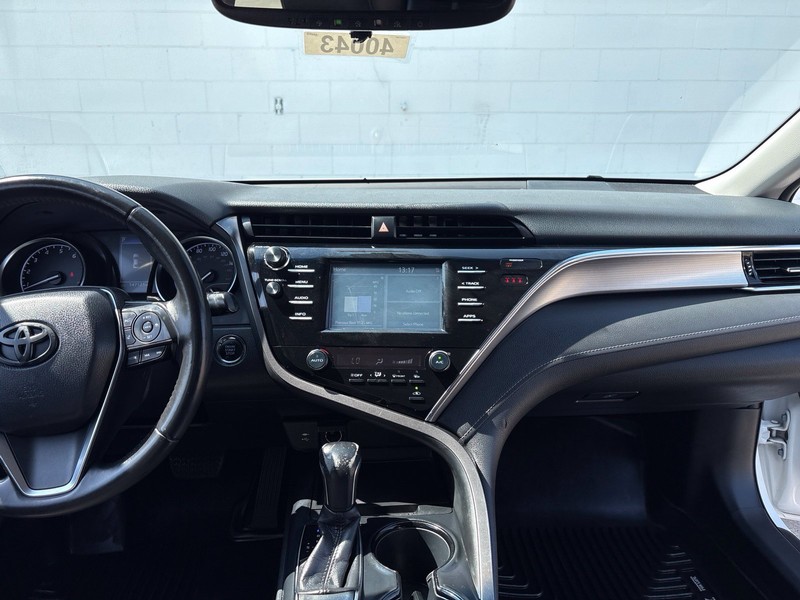 Toyota Camry Vehicle Full-screen Gallery Image 26