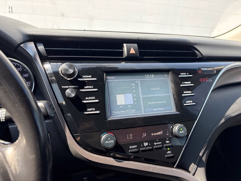 Toyota Camry Vehicle Full-screen Gallery Image 27