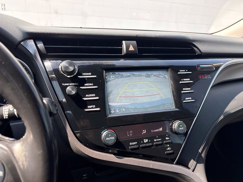 Toyota Camry Vehicle Full-screen Gallery Image 28