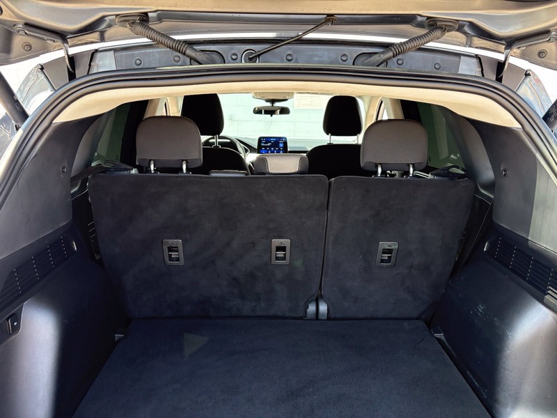 Ford Escape Vehicle Full-screen Gallery Image 08