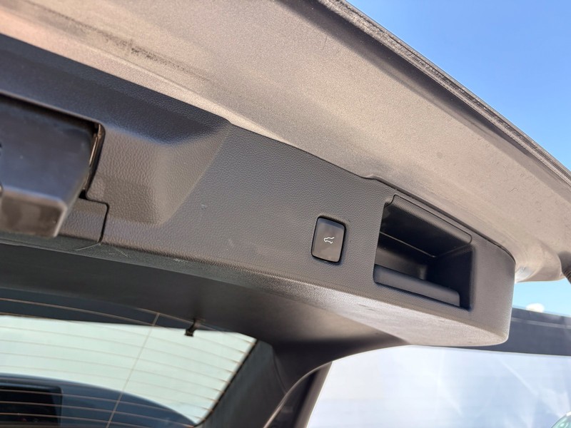Ford Escape Vehicle Full-screen Gallery Image 09