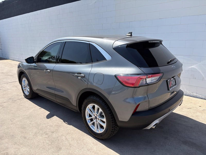 Ford Escape Vehicle Full-screen Gallery Image 10