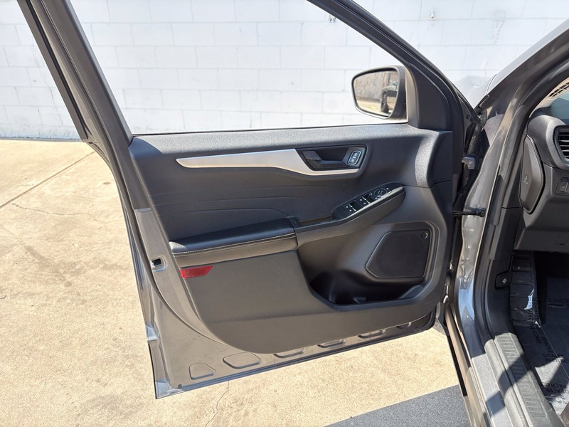 Ford Escape Vehicle Full-screen Gallery Image 15