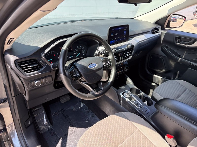 Ford Escape Vehicle Full-screen Gallery Image 16