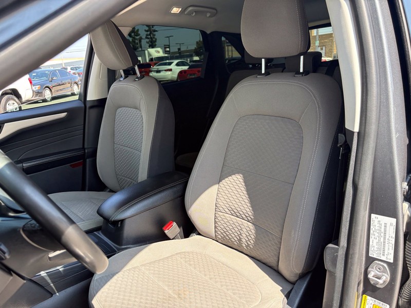 Ford Escape Vehicle Full-screen Gallery Image 17