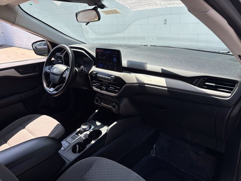 Ford Escape Vehicle Full-screen Gallery Image 19