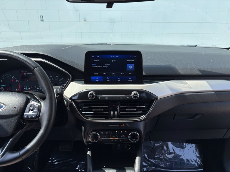 Ford Escape Vehicle Full-screen Gallery Image 27